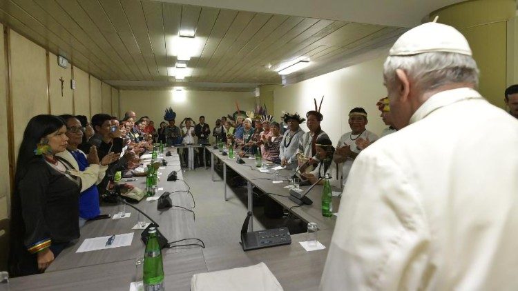 El Papa Francisco encuentra un grupo de indígenas