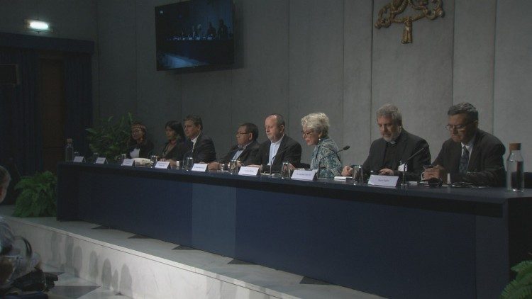 A mesa dos participantes da coletiva de imprensa sobre o Sínodo dos Bispos dedicado à Região Pan-Amazônica