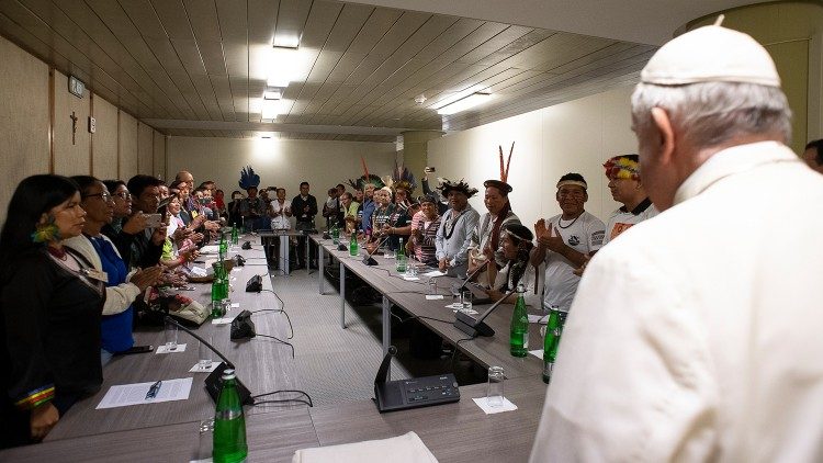 Papst Franziskus liegt das Schicksal indigener Völker am Herzen - hier bei einem Treffen am Rande der Amazoniensynode im Vatikan