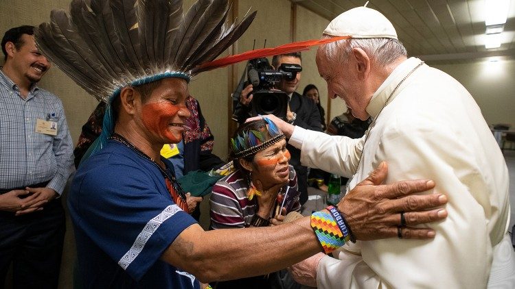 Indigjenët e Kanadasë tek Papa