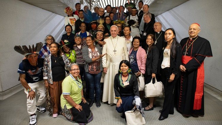 Papež Frančišek med srečanjem z amazonskimi staroselci