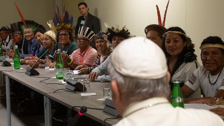Papst Franziskus bei der Begegnung mit Vertretern indigener Völker an diesem Donnerstag