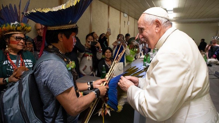 Papst Franziskus bei einer Begegnung mit Indigenen während der Amazonien-Bischofssynode 2019  