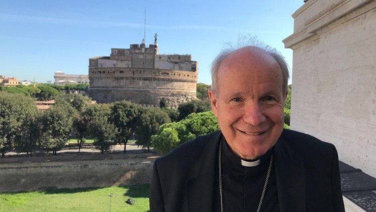Kardinal Schönborn bei einem Besuch bei Radio Vatikan