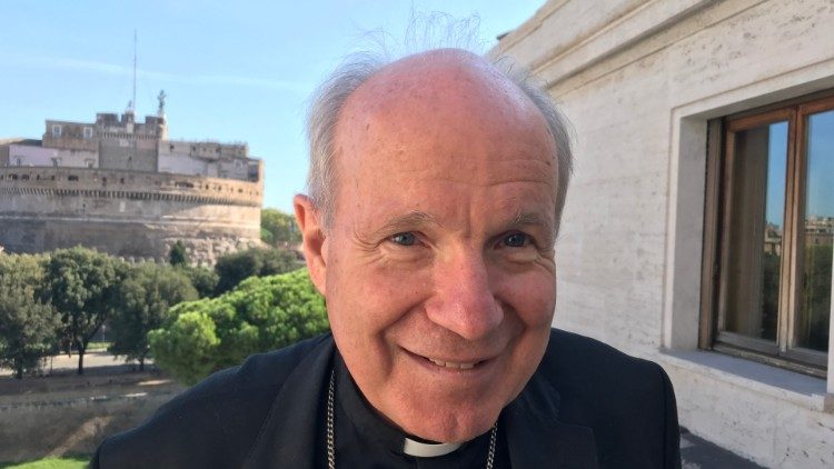 Kardinal Schönborn bei einem Besuch bei Radio Vatikan
