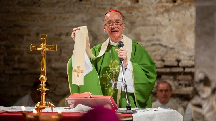 Kardinal Hummes bei der Messe in der Katakombe