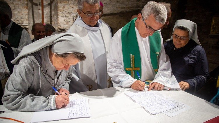 Uczestnicy synodu odnowili „Pakt z katakumb” dla ubogiego Kościoła