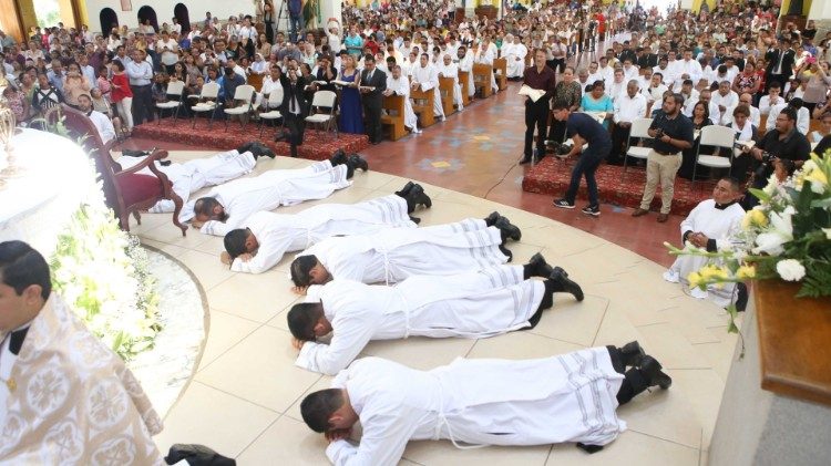 2019.10.21  ordinazione diaconale nella archidiocesi managua nel mese messionario. 10 nuovi diaconi