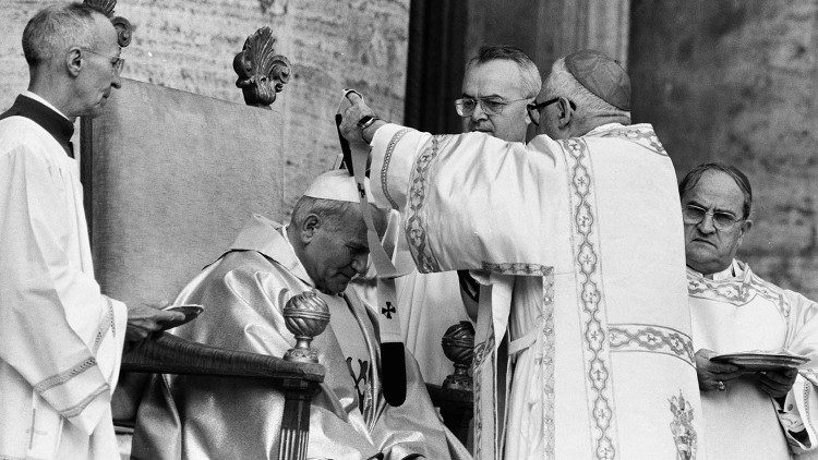 Važan dio obreda ustoličenja pape sv. Ivana Pavla II. bilo je stavljanje palija na njegova ramena; 22. listopada 1978.