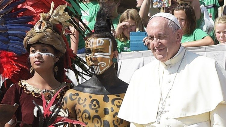 Der Papst mit Indigenen bei einer Reise nach Lateinamerika