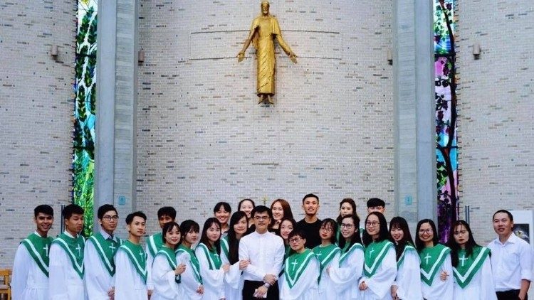 Linh mục Giuse Nguyễn Thanh Nhã, S.J cùng ca đoàn giới trẻ tại Tokyo.