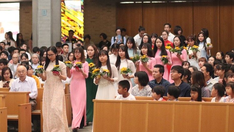 Giới trẻ Việt Nam dâng hoa kính Đức Mẹ Mân Côi. Ảnh: BTT giới trẻ Kanto