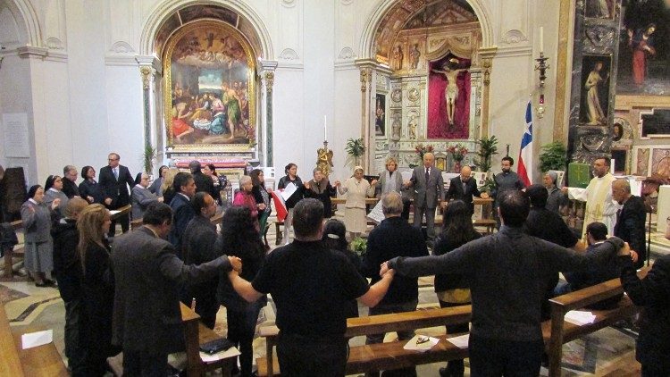 2019.10.25 La comunità cilena a Roma prega nella chiesa Santa Maria della Pace per la giustizia e la pace in Cile in mezzo alle manifestazioni sociali