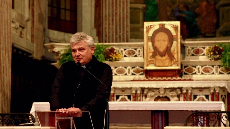 Il cardinale incontra i poveri nella Basilica di Genova 