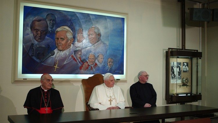 Benedikt XVI. 2006 bei einem Besuch bei Radio Vatikan