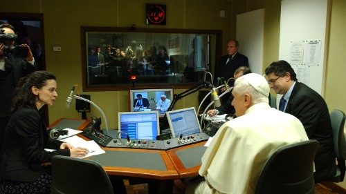 Ceremonia de honores por el aniversario de los programas de radio de Vatican News 