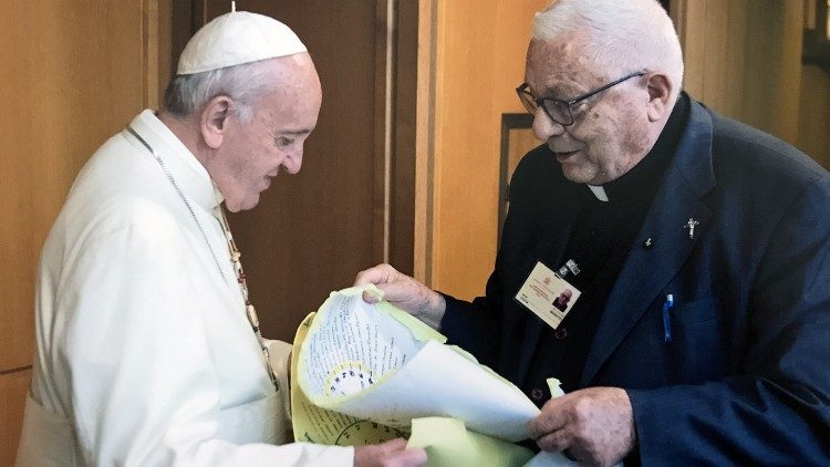 Don Gianni Mometti porta al Papa due orologi della preghiera, con i nomi di tutti i lebbrosi che pregano per lui