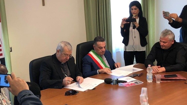 Włochy: umowa diecezji z władzami w sprawie pomocy uchodźcom