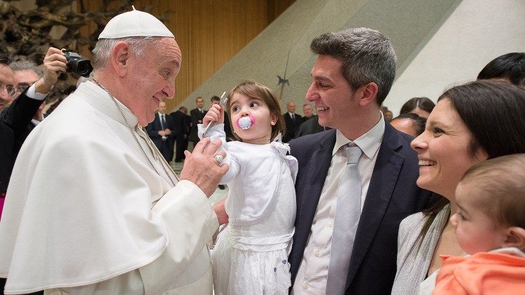 Papež František s misionáři