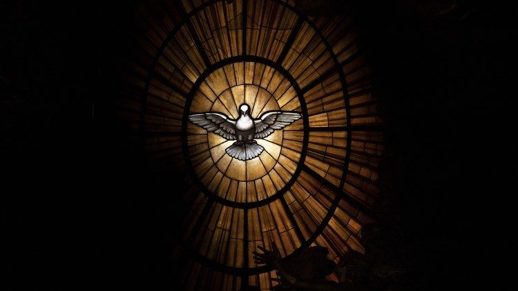 Espíritu Santo: vitral de la Cátedra de San Pedro.