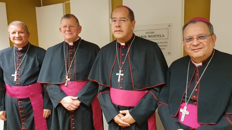Brazilski biskupi i nadbiskup Walmor Oliveira de Azevedo (drugi zdesna)