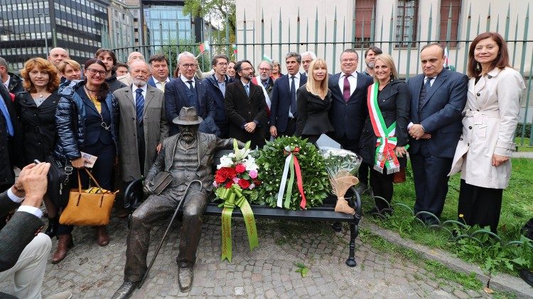 Официално откриване на Пейка – паметник Пенчо Славейков в Милано.