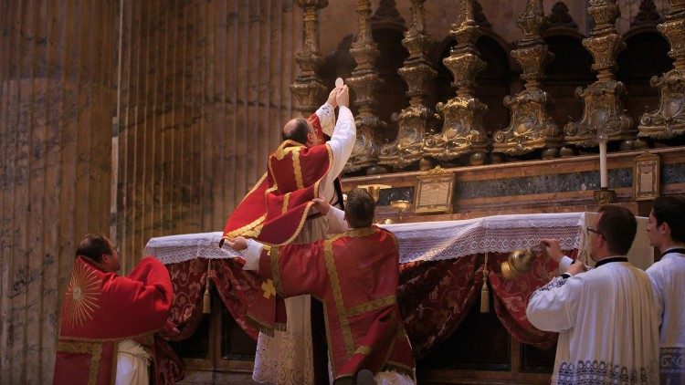 2019.11.01 Santa Messa al Pantheon celebrata dalla Foederatio Internationalis Juventutem