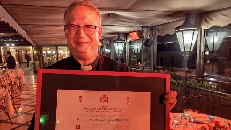 Pater Wolfgang Fischer-Felgitsch wurde der Orden "Pro Piis Meritis" verliehen