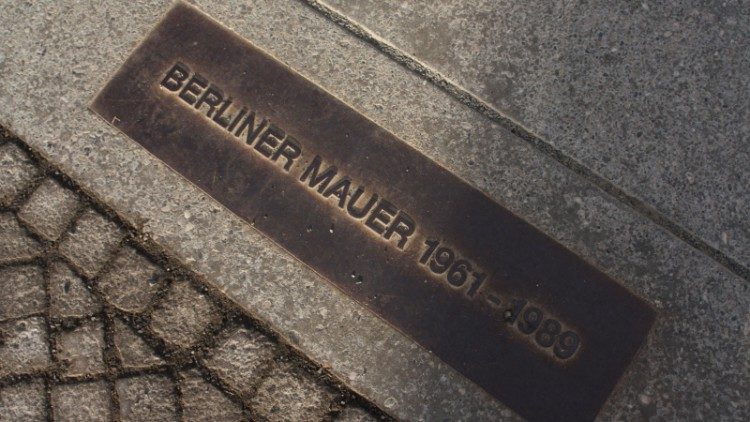 더 이상 장벽이 없는 베를린에서는 거리에 있는 기념패가 과거의 존재를 떠올린다.