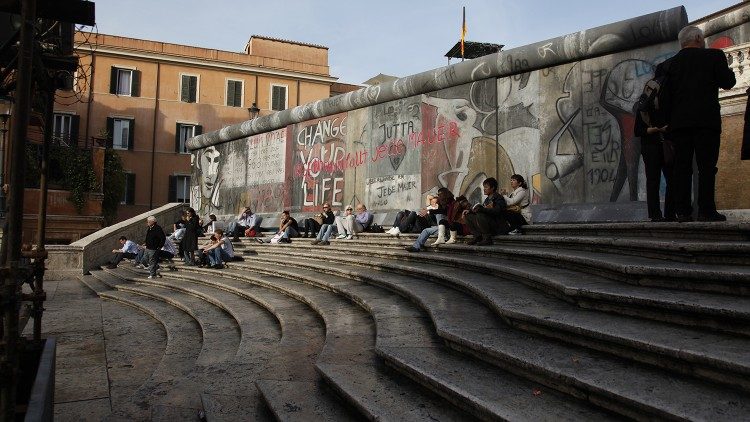 Roma 2009, Trinità dei Monti: l' installazione nel ventennale della caduta del Muro di Berlino, a cura di Tony Shargool