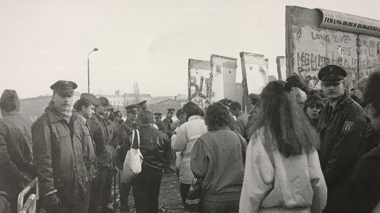 Snímka z roku 1989: kusy Berlínskeho múru
