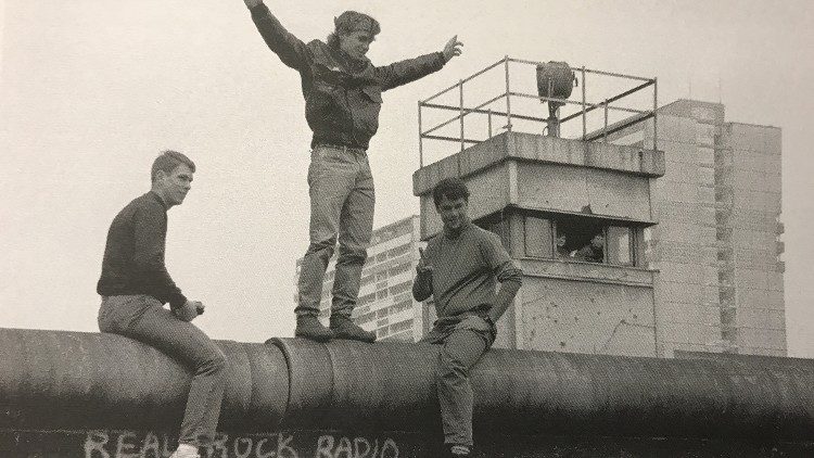 Muro-Berlino-1989-vittoria-sul-muro.jpg