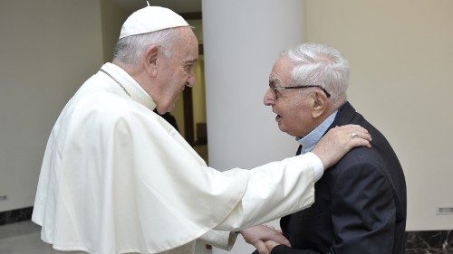 L’abbraccio del Papa ad un sacerdote di 96 anni