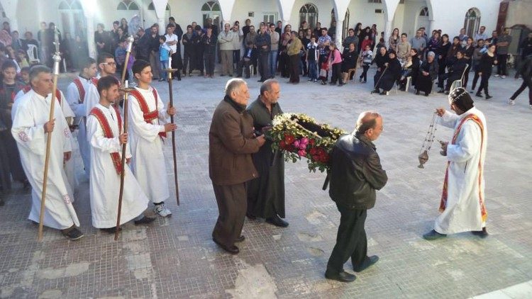 Célébration du Vendredi Saint au monastère de Mar Elian en 2015, avant l'attaque de l'Isis 