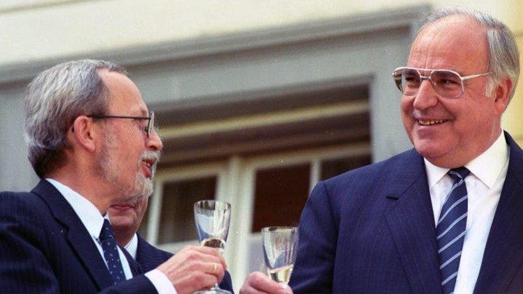 Lothar de Maizière, ici lors d'un toast avec le chancelier ouest-allemand Helmut Kohl.