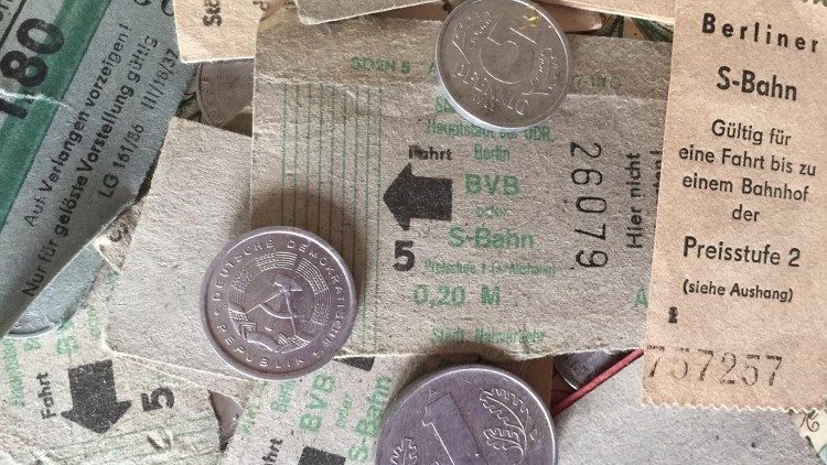 Monete della Repubblica Democratica Tedesca e biglietti dei mezzi pubblici di Berlino Est