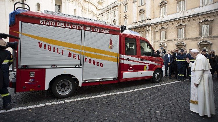 Ferenc pápa megáldja az új tűzoltóautót