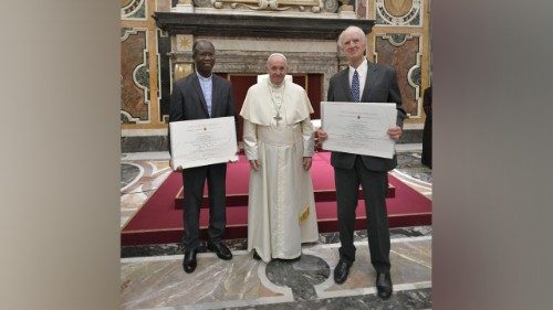 Папа вручил премию Ратцингера двум учёным