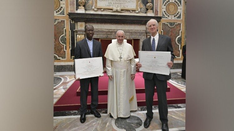 Il Papa con i due vincitori del Premio Ratzinger