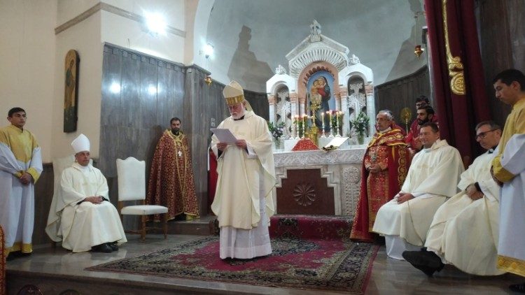 Nadbiskup Paul Richard Gallagher propovijeda na svetoj misi u Gyumriju