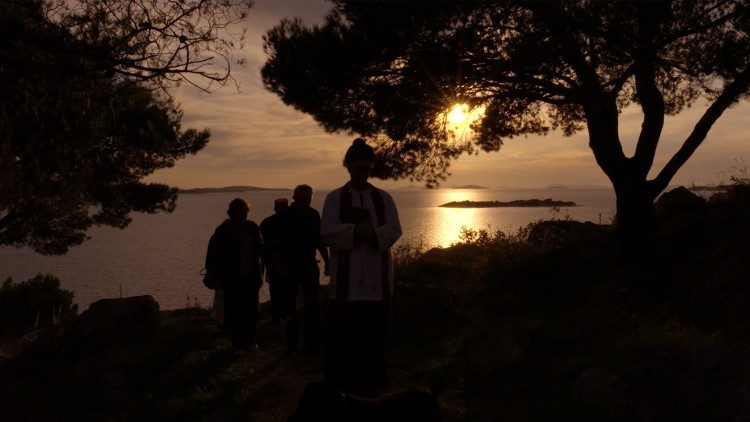 Croazia: cerimonia funebre al tramonto nel film "il Creato"