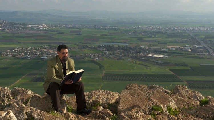 L' autista Moses Zahra legge un passo del Catechismo su un altura in Israele