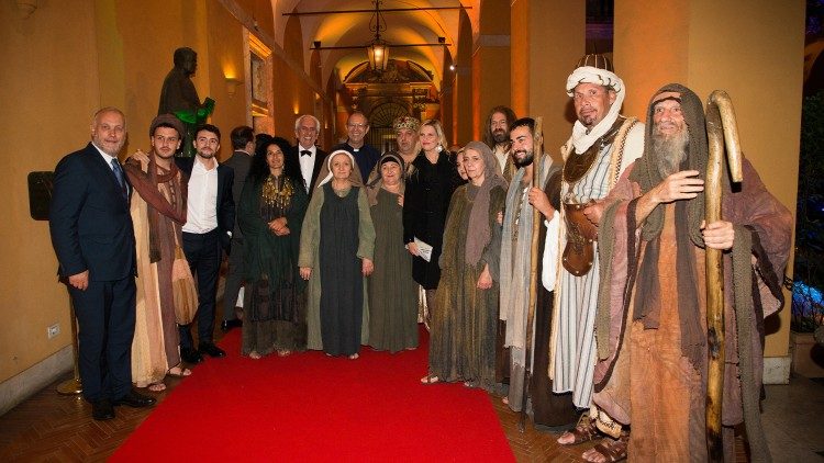 Gli attori della sacra rappresentazione della Natività di Maenza (Latina) che recitano nel film, a Palazzo Cesi con il regista Kolndrekaj e monsignor Giovenale