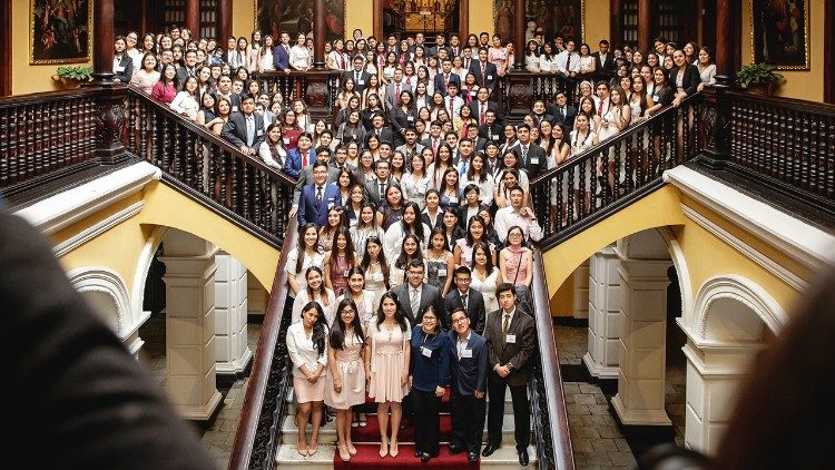 Jóvenes de las Universidades públicas y privadas del Perú