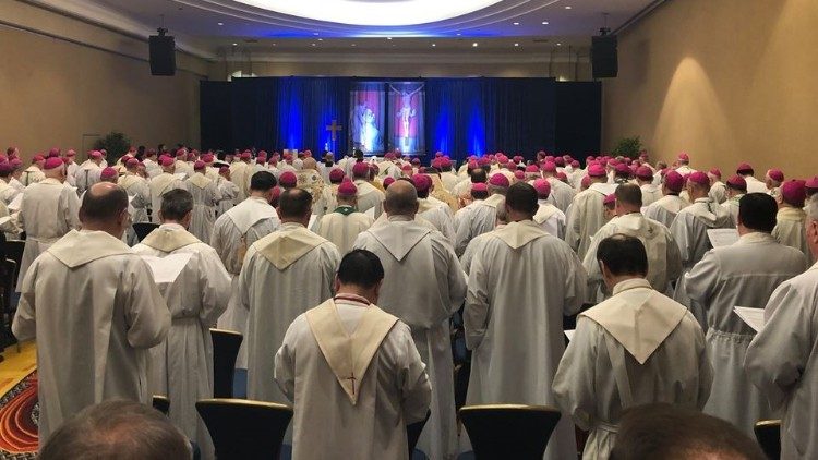 美國主教們在祈禱