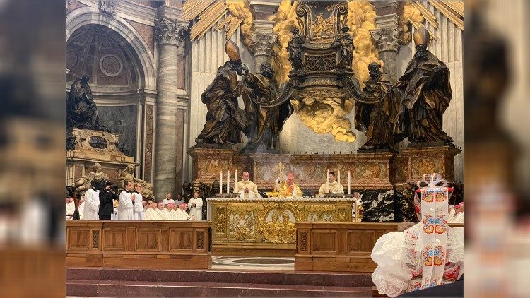 Mše ke cti sv. Jana Pavla II. při oltáři Katedry ve Vatikánské bazilice. Národní pouť  12. listopadu 2019.
