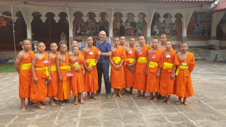 Don Bruno Soppelsa con un gruppo di monaci buddisti