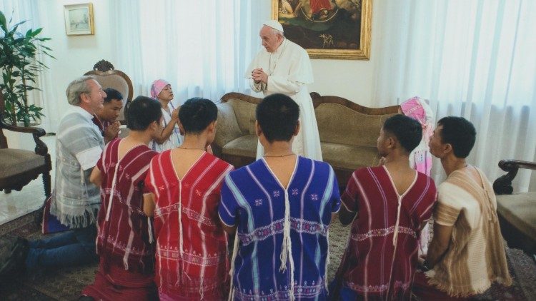Archivbild: Der Papst und eine Delegation der Karen aus Thailand im Vatikan