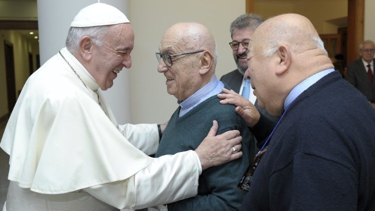 教宗接见百岁神父