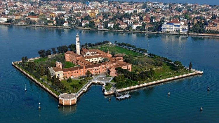 Dans la lagune vénitienne en Italie, l'île Saint-Lazare abrite un monastère arménien, siège de la congrégation des pères mékhitaristes.